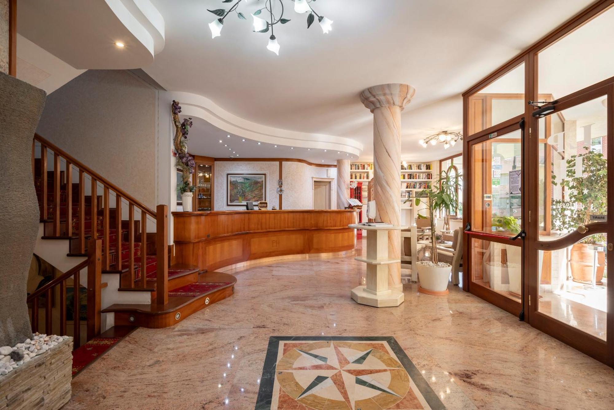 Lola Piccolo Hotel E Appartamenti Marina di Grosseto Buitenkant foto