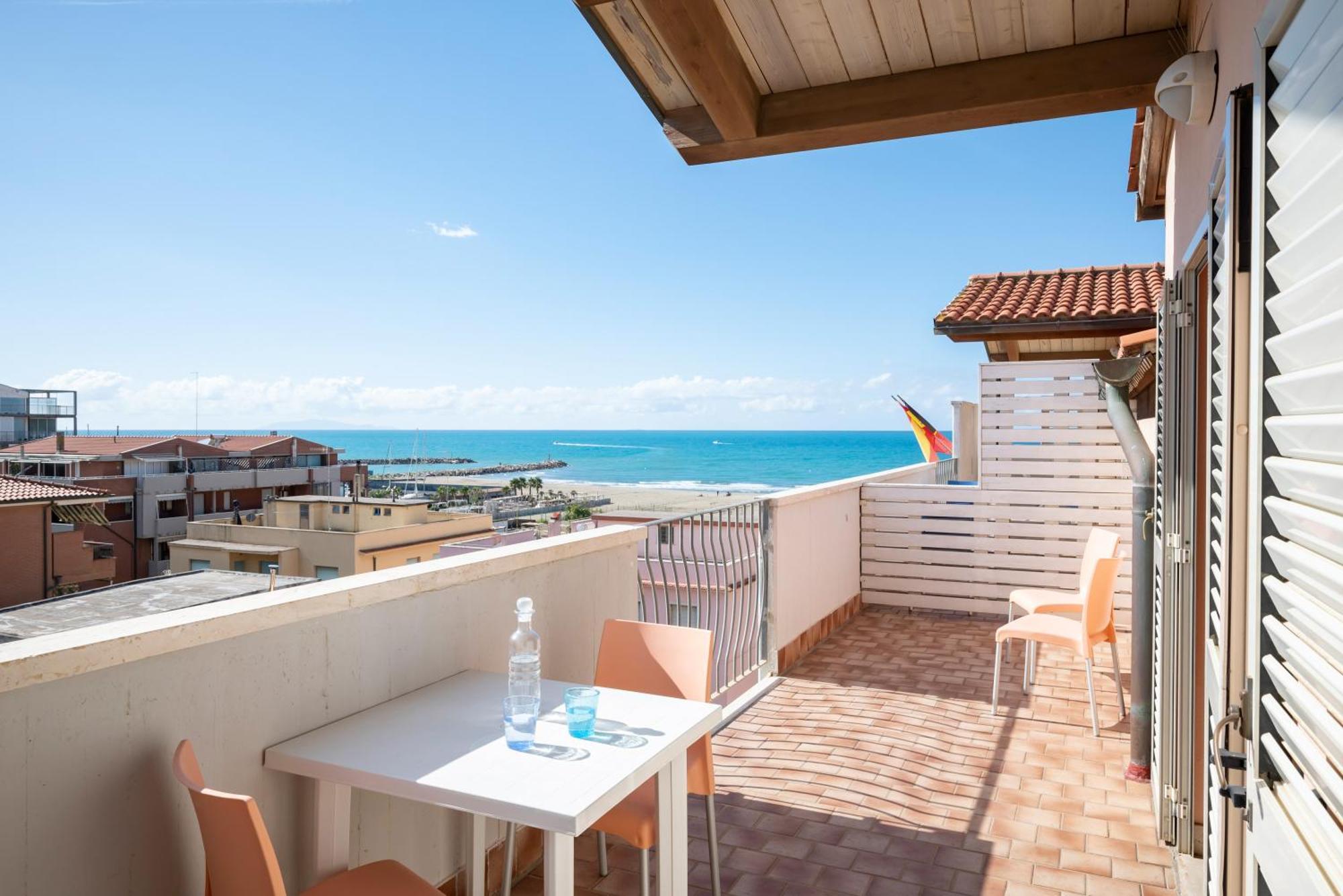 Lola Piccolo Hotel E Appartamenti Marina di Grosseto Buitenkant foto