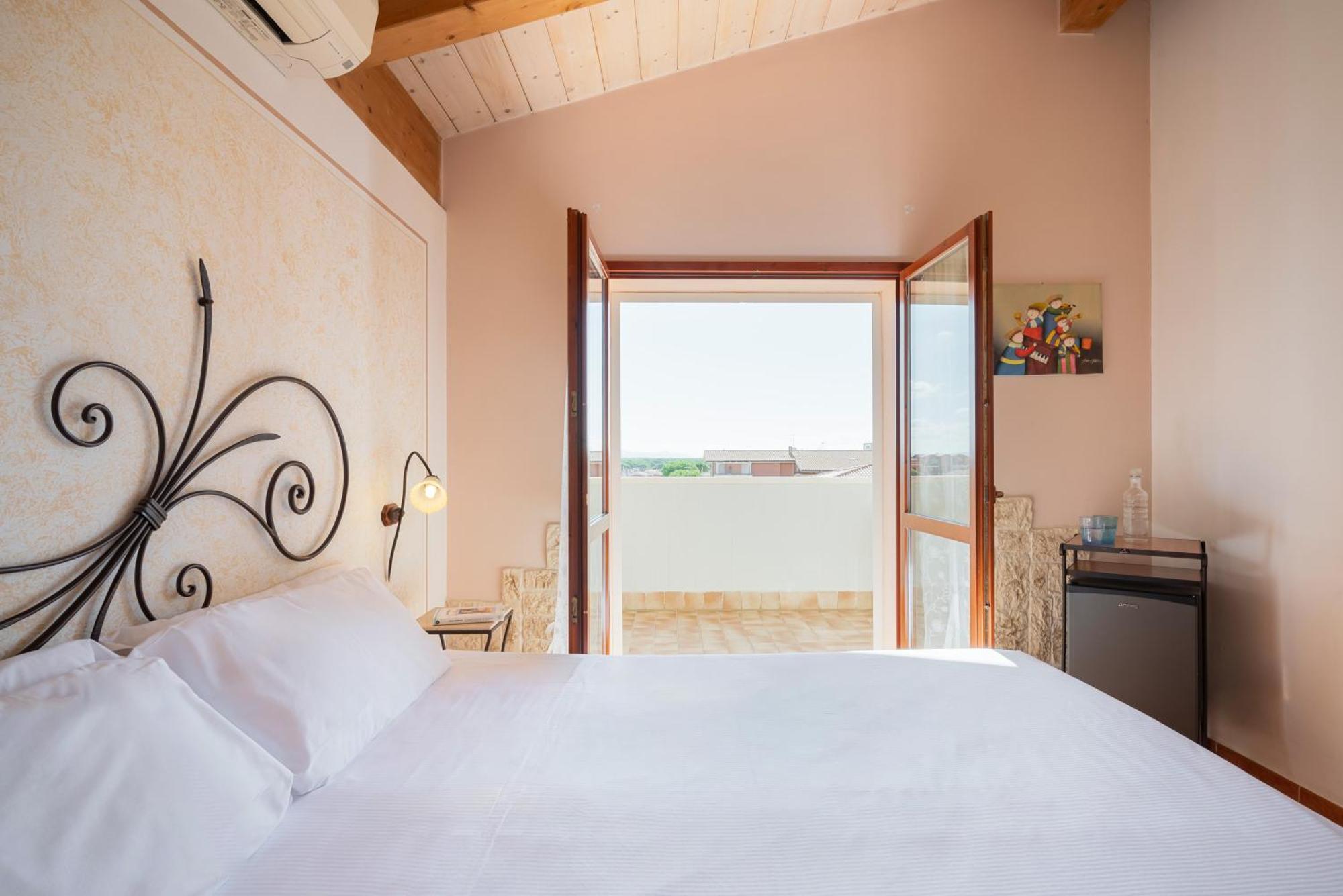 Lola Piccolo Hotel E Appartamenti Marina di Grosseto Buitenkant foto