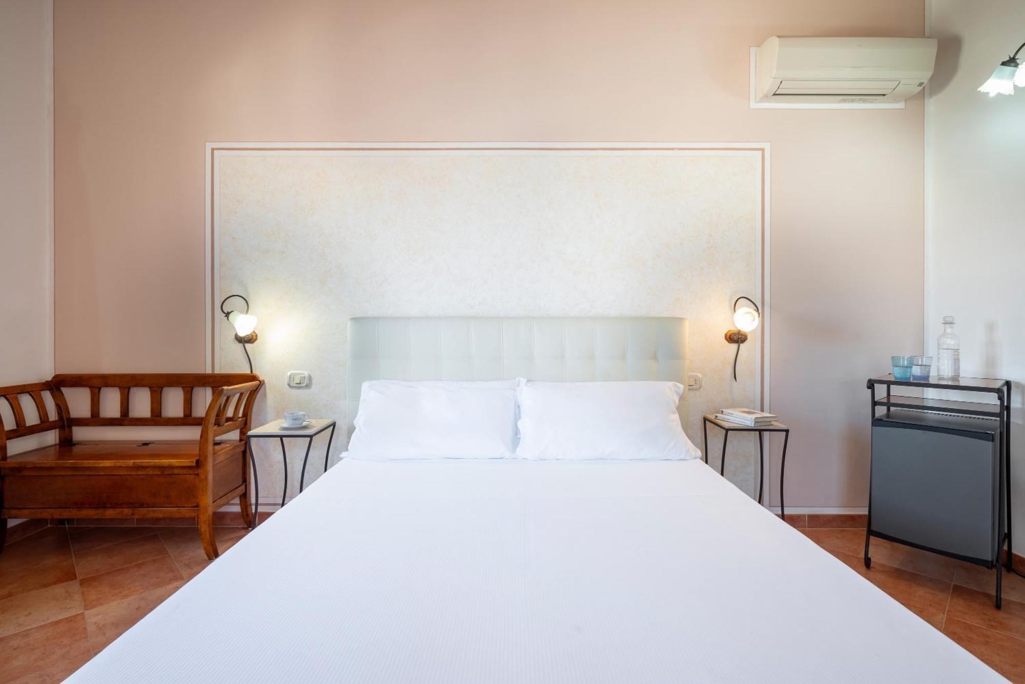 Lola Piccolo Hotel E Appartamenti Marina di Grosseto Buitenkant foto